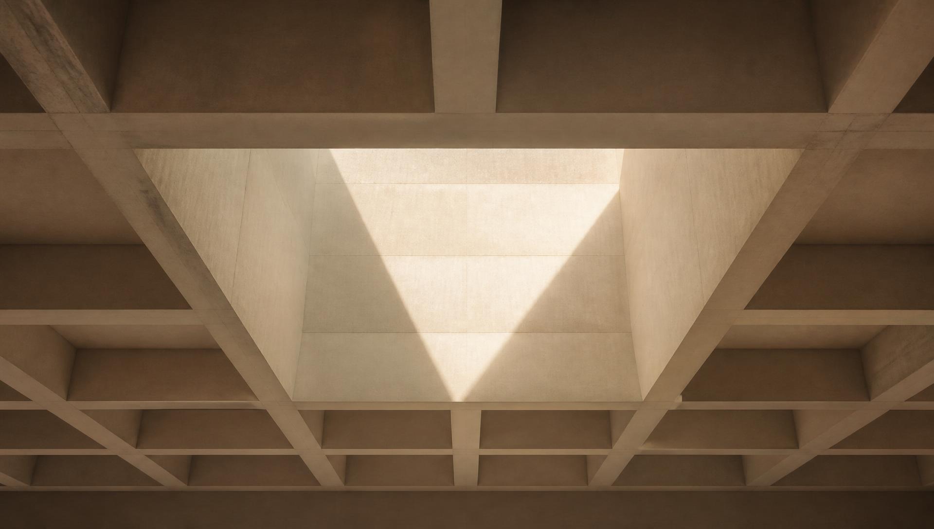 Massive concrete structural wall with grazing daylight